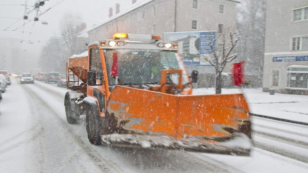 Schnee sorgt für Unfälle und Verkehrschaos: Schneefahrbahn in der Stadt Salzburg