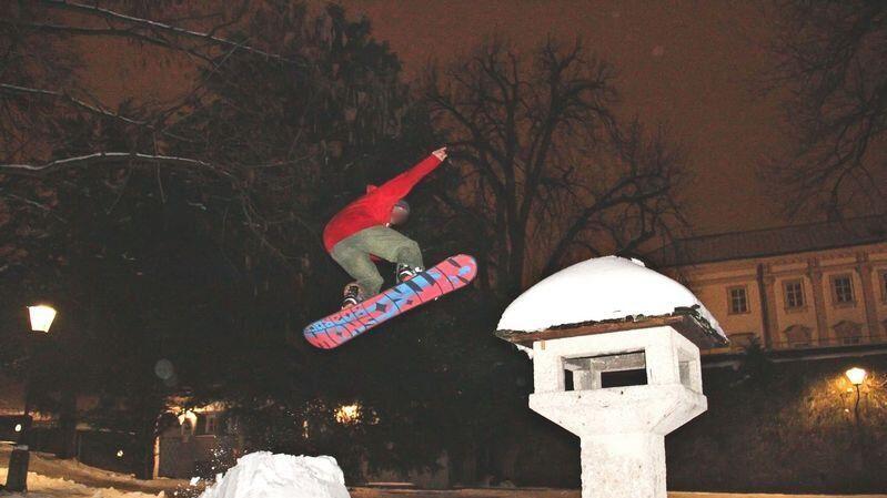 Junge Snowboarder bauten sich im Mirabellgarten eine Snowboard-Schanze.