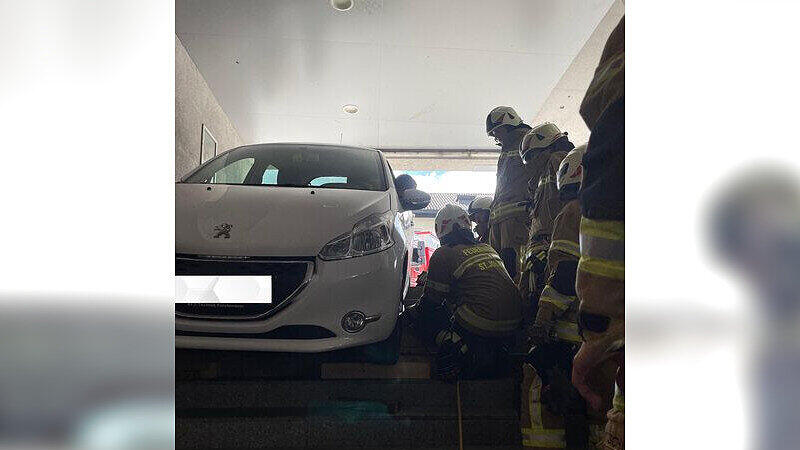 Auto auf Stiege St. Johann