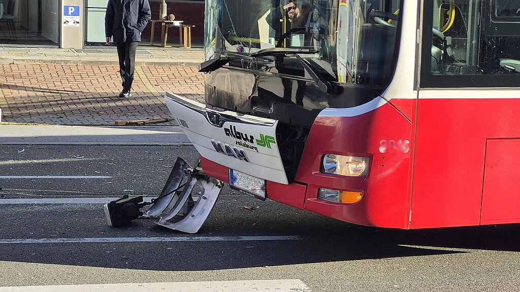 Auffahrunfall zwischen Albus und Lieferwagen
