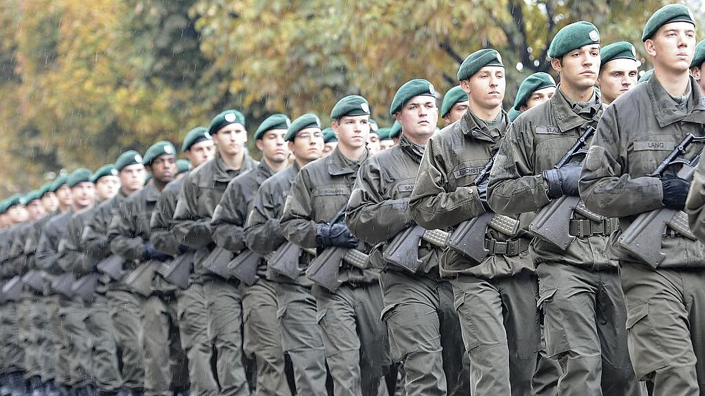 Der Rekrut erlitt bei einem Marsch eine Überhitzung. (Themenbild)