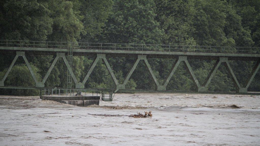 Hochwasser: Abtransporte im Kraftwerk Braunau