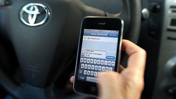 SMS-Schreiben im Auto kostet nun 50 Euro