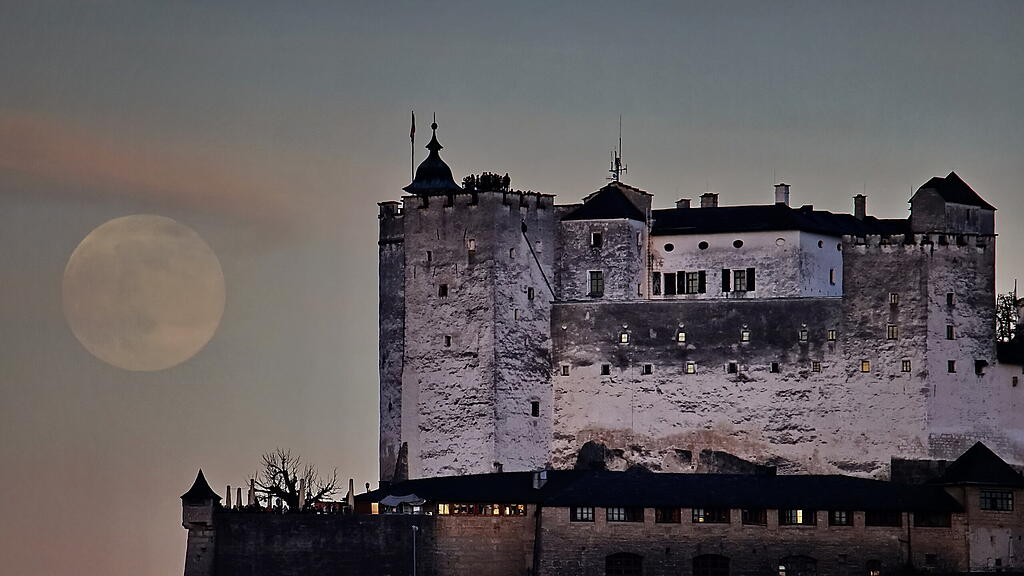 Erster Vollmond 2023 über Salzburg
