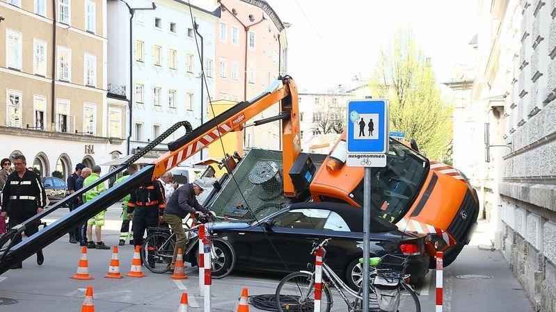 Hubsteiger kippt am Kajetanerplatz