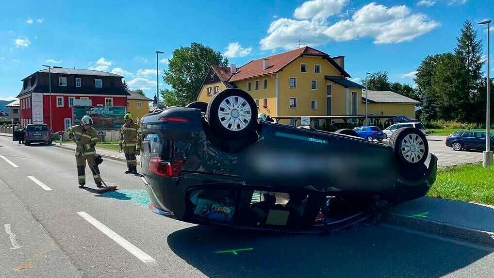 Pkw-Crash Straßwalchen, Überschlag,