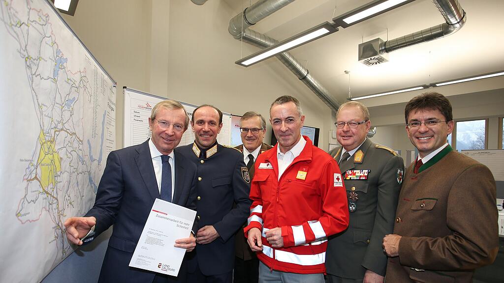 Im Bild von links: Landeshauptmann Wilfried Haslauer, Landespolizeidirektor Franz Ruf, Landesbranddirektor Leopold Winter, Landesrettungskommandant Anton Holzer, Militärkommandant Brigadier Heinz Hufler und Markus Kurcz.