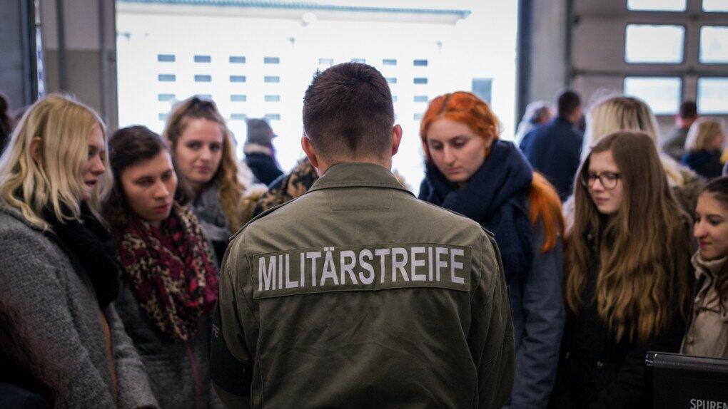 Die Mädchen haben beim Girls' Day die Schwarzenbergkaserne in Salzburg besucht.