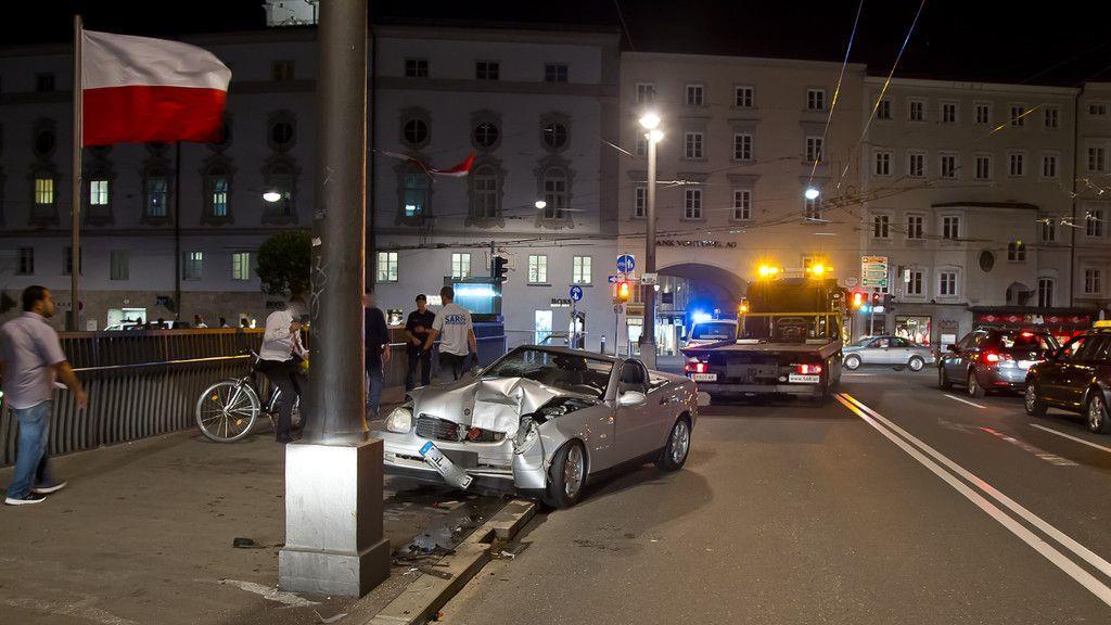 Mercedes knallt auf Staatsbrücke gegen Lichtmast