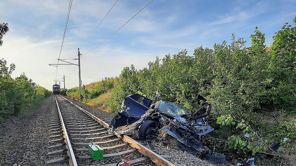 Zerstörter Pkw nach Kollision mit Zug an unbeschranktem Bahnübergang