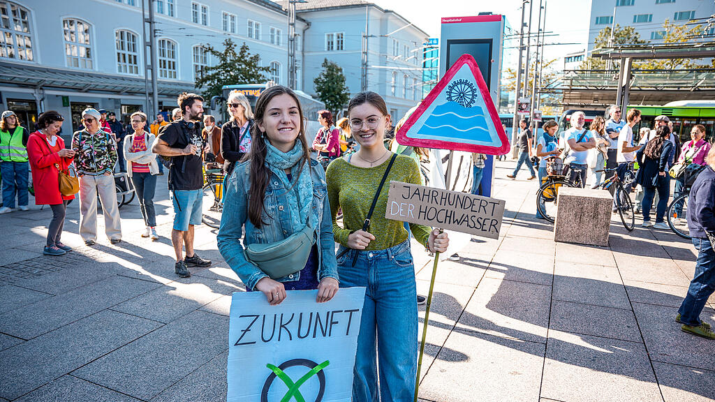 Demo "Zusammenhalten statt spalten" in der Stadt Salzburg
