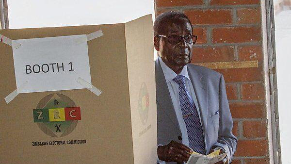Mugabe klebt seit 33 Jahren am Sessel