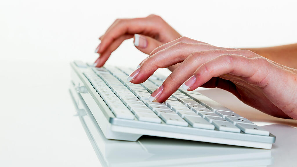 164494_Frau_im_Buero_mit_Computer.jpg