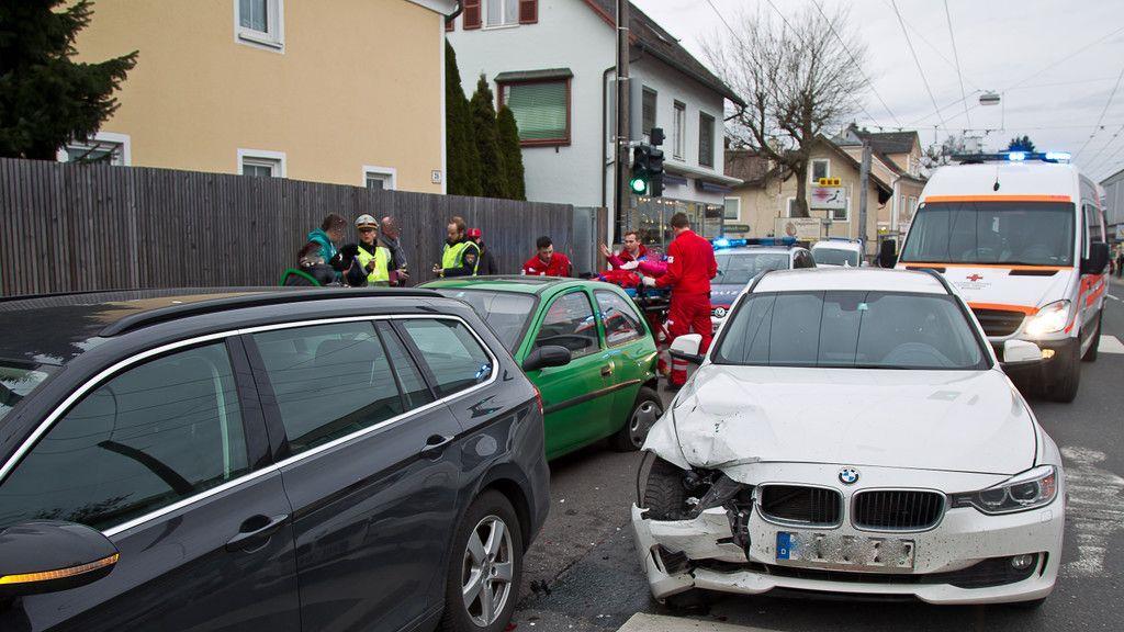 Maxglaner Hauptstraße: Vierfachcrash fordert Verletzte