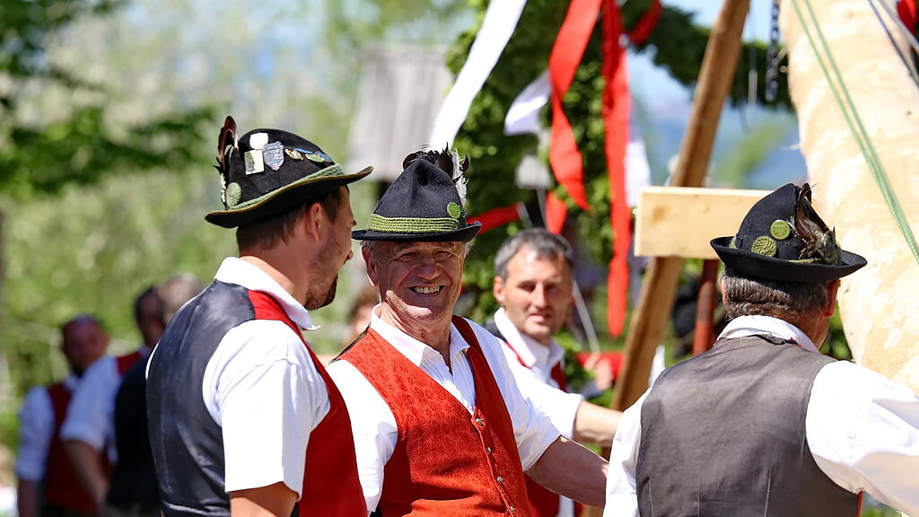 Maibaumaufstellen in Leopoldskron