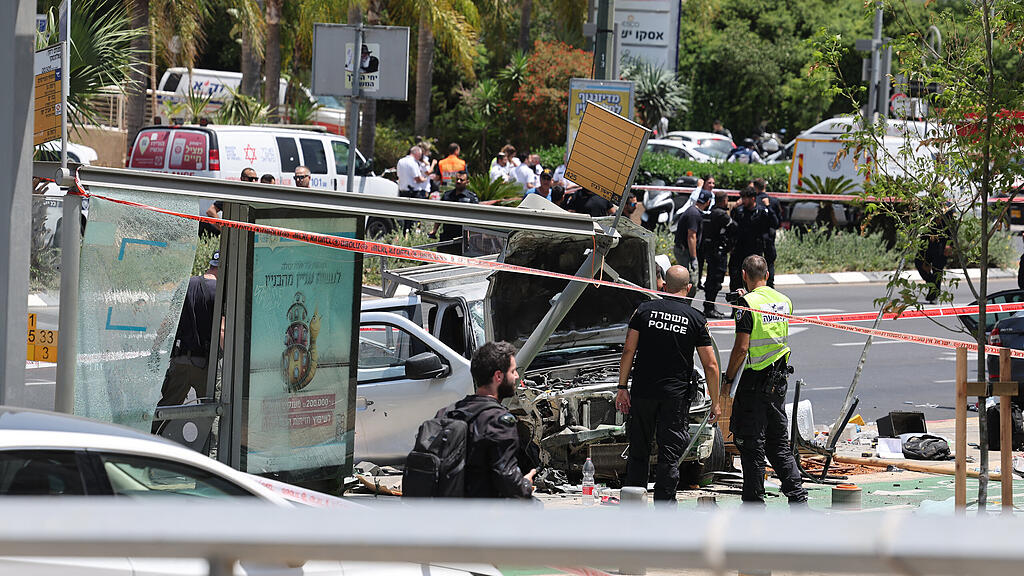 Auto in menschenmenge in Tel Aviv