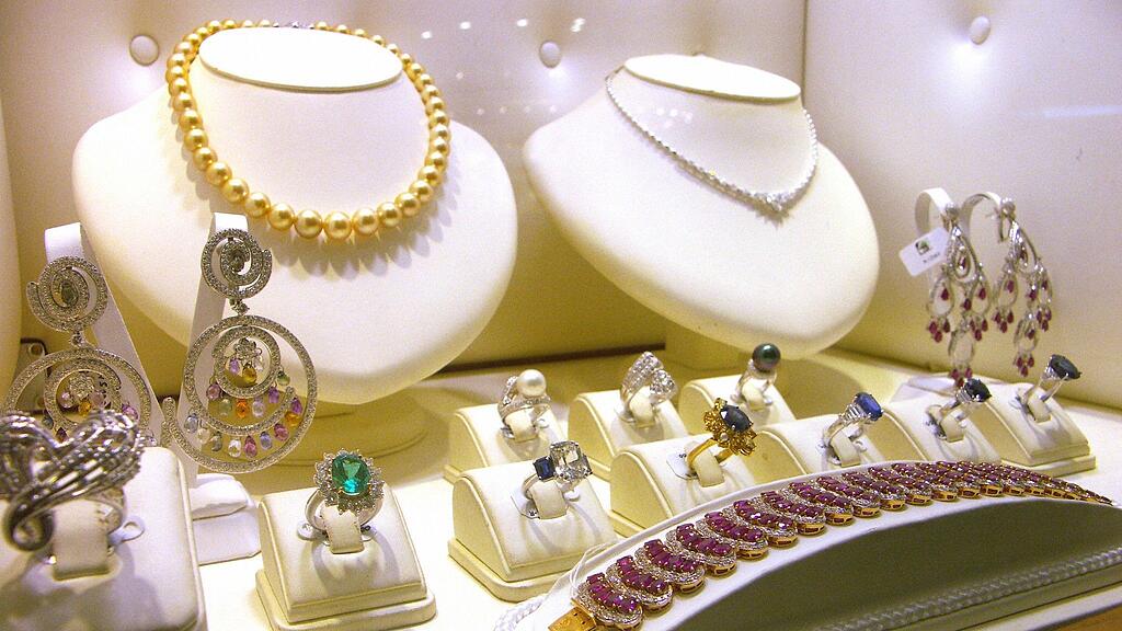 Der gestohlene Schmuck hat einen Wert von etwa 10.000 Euro.