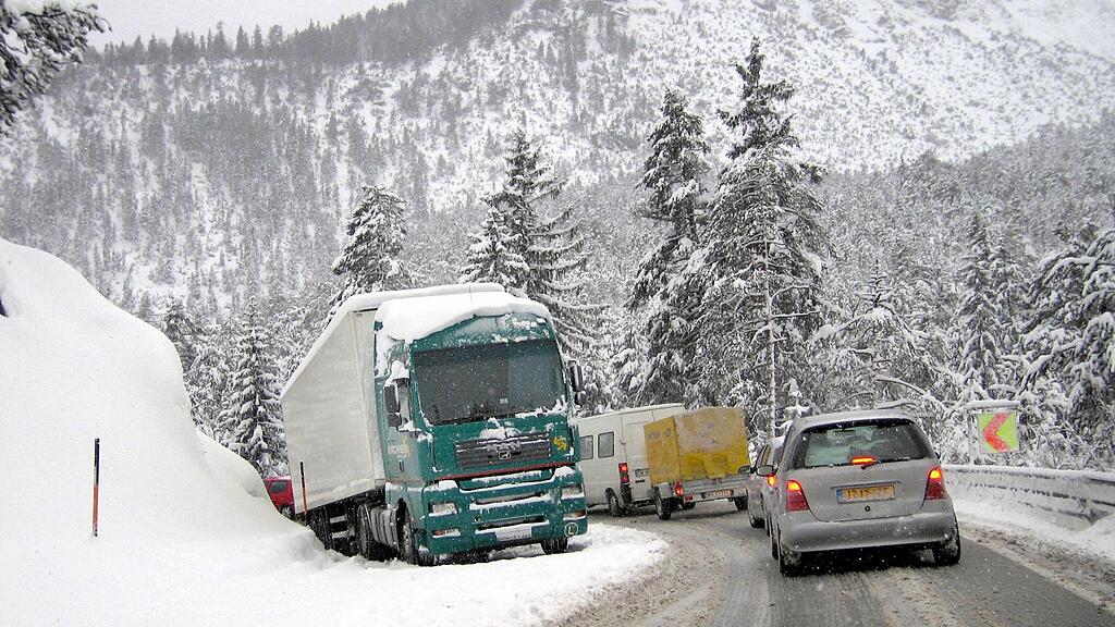 Auf der B311 ist Dienstagfrüh ein Lkw umgestürzt.