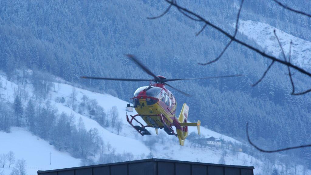 Die 42-Jährige wurde mit dem Rettungshubschrauber ins Krankenhaus Schwarzach geflogen, wo sie wenig später verstarb.