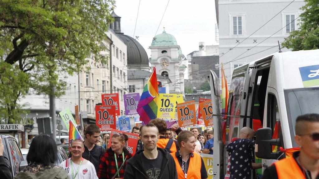 250 Personen bei Walk4IDAHOT in Salzburg