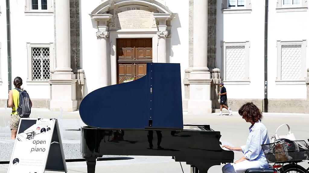 Open Piano am Salzburger Kajetanerplatz
