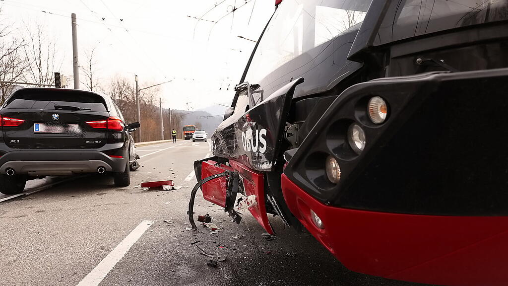 PKW kollidiert mit O-Bus auf der L106