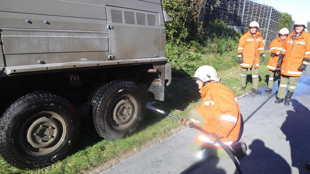 Bundesheer-Fahrzeug fängt auf A10 Feuer