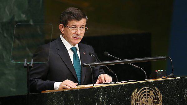 Türkischer Ministerpräsident für Flüchtlingslager in Syrien