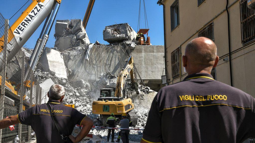 Autobahnbrücke stürzt in Genua ein: Aufräumen