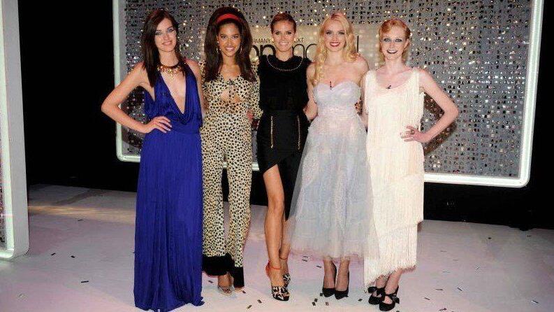 Heidi Klum mit ihren vier GNTM-Finalistinnen Luise, Lovelyn, Sabrina und Maike.