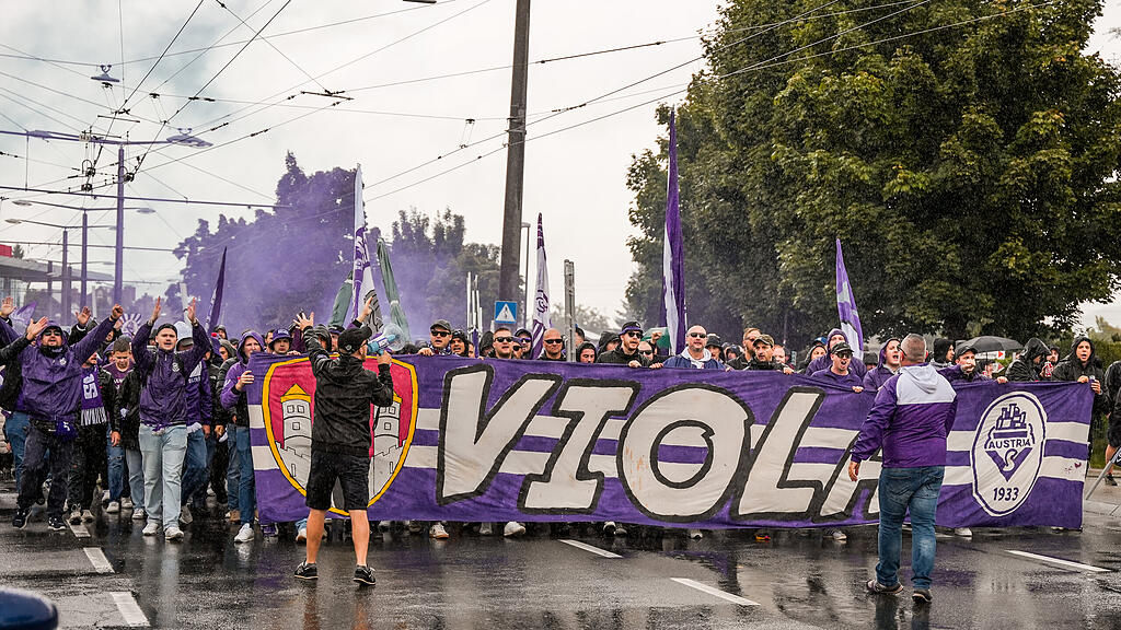 Die Fans von Austria Salzburg beim Fanmarsch vor dem Zweitliga-Spiel gegen den FC Liefering.