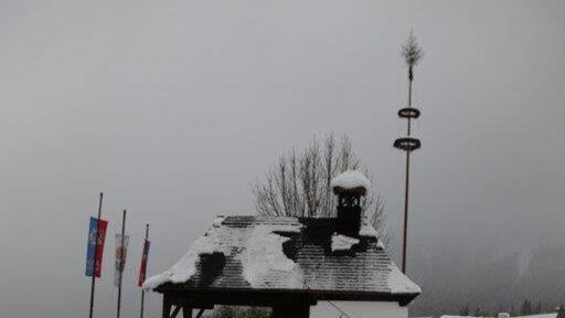 Wintereinbruch - Höher gelegene Straßen sind eingeschneit