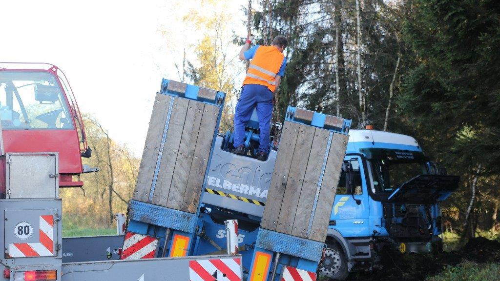 Sattelzug kracht gegen Böschung