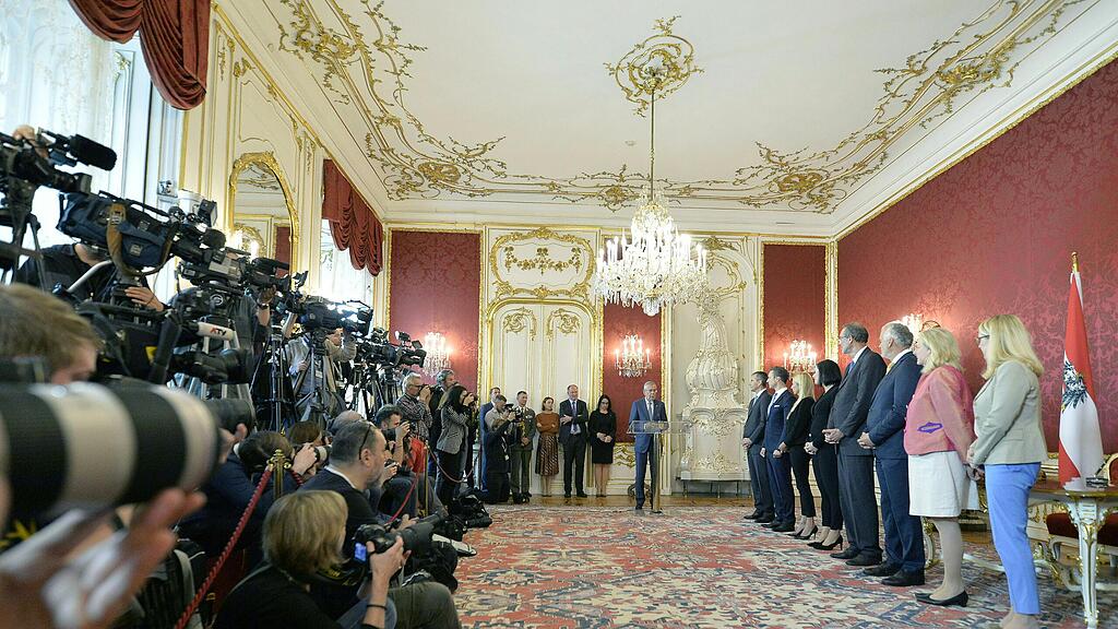 AMTSENTHEBUNG DER REGIERUNG DURCH DEN BUNDESPR\u00c4SIDENTEN