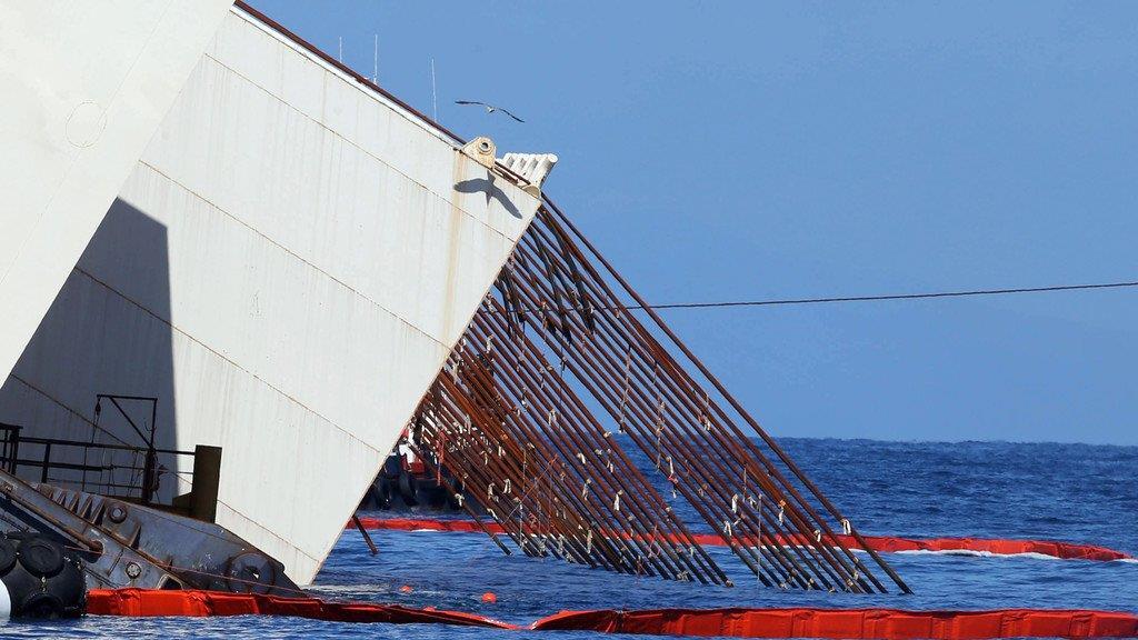 Wrack der Costa Concordia ist aufgerichtet