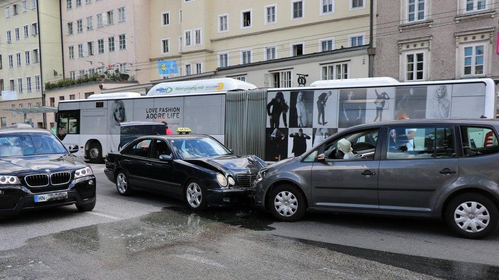 Hanusch-Platz: VW kracht gegen Taxi