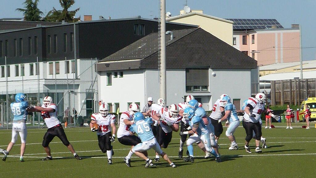 Zwei Touchdowns von Ricardo Schmiederer (Nr. 15) sicherten den Salzburger Bulls den ersten Saisonsieg.