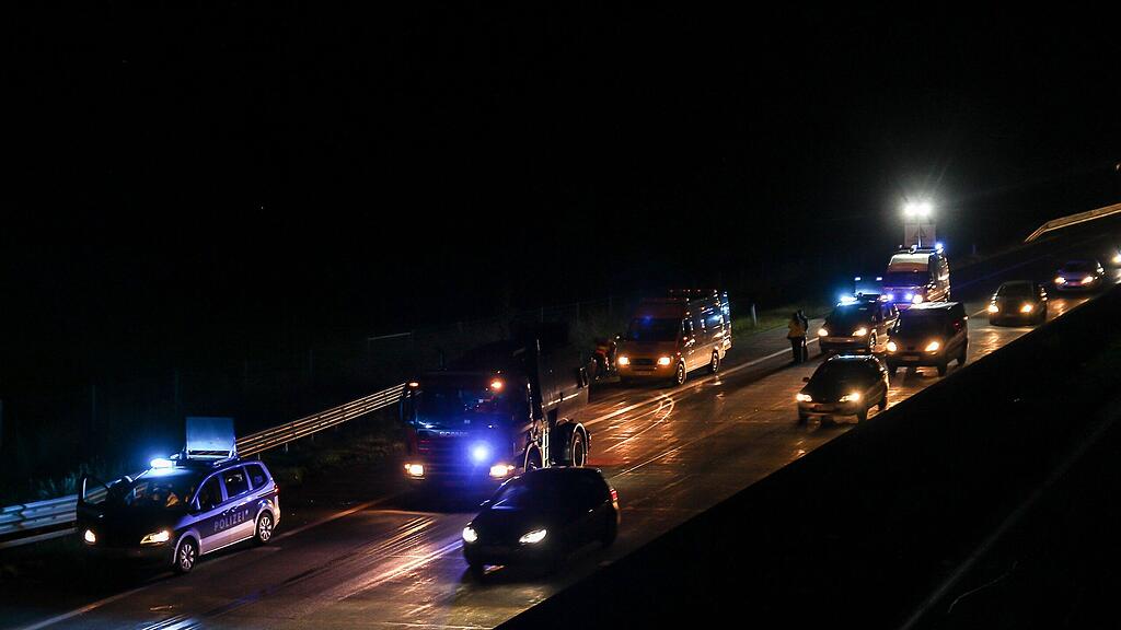 Die Fahrbahn der A1 war in der Nacht mit Zeitungen bedeckt.