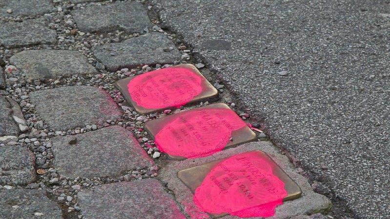 Stolpersteine beschmiert