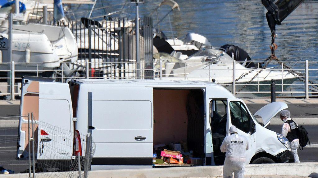 Marseille: Auto rast in Bushaltestelle