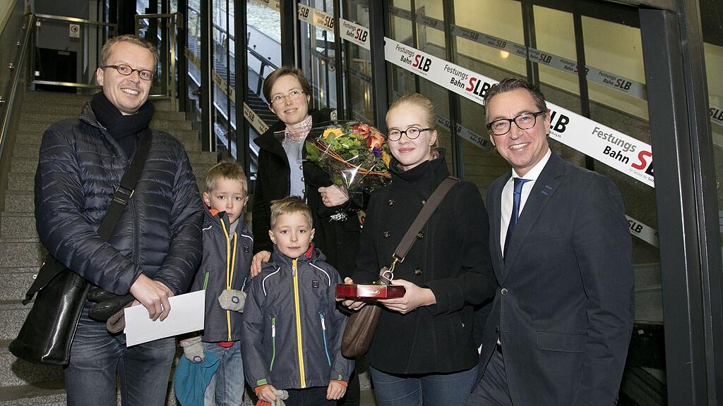 Besucher-Rekord bei der FestungsBahn: Leonhard Schitter, Vorstand der Salzburg AG mit Familie Keskinen aus Helsinki.