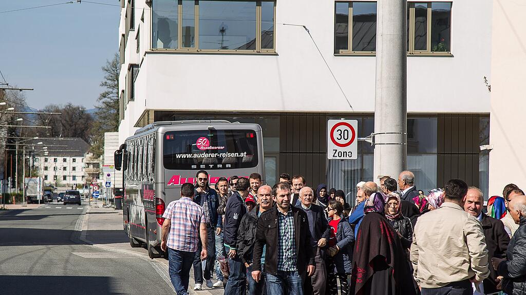 Das Türkei-Referendum sorgt für Mega-Andrang und Straßensperre in Salzburg.
