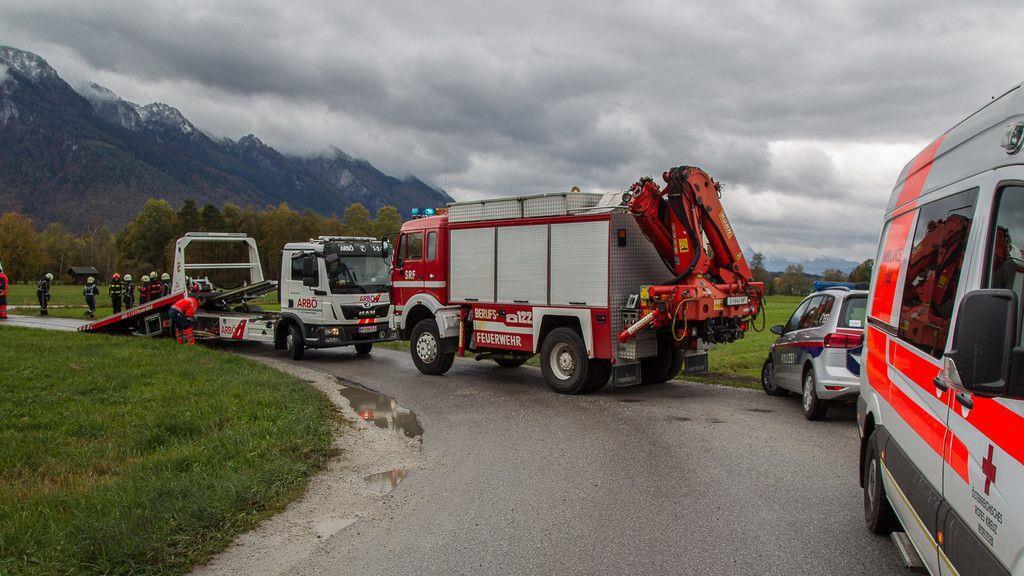 Sternhofweg: Transporter kippt in Graben