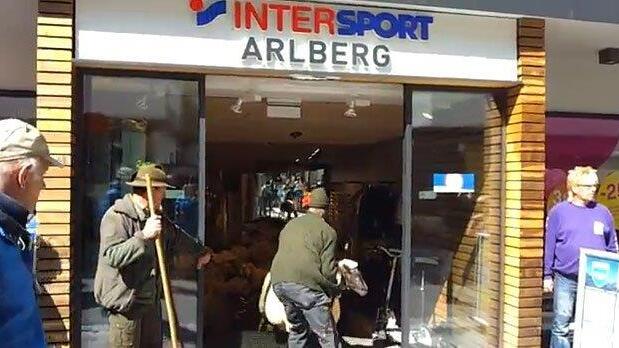 Schafsherde in Sportgeschäft am Tiroler Arlberg