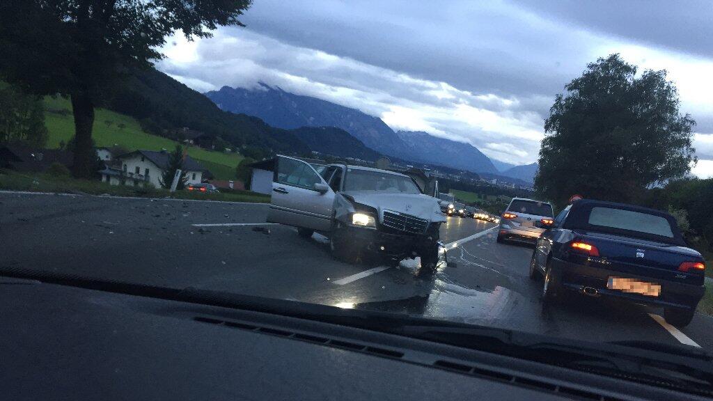 Ein Fahrzeug kam auf der Straße zum Stillstand, das zweite erst in der angrenzenden Wiese.