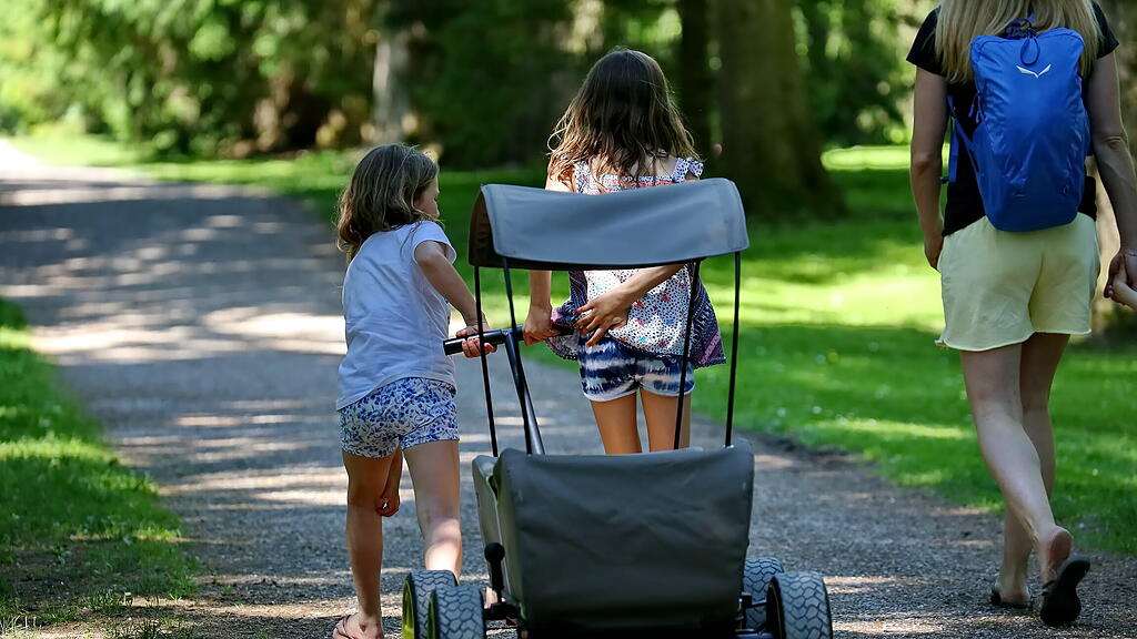 Sommerwetter: Salzburger stürmen Hellbrunn