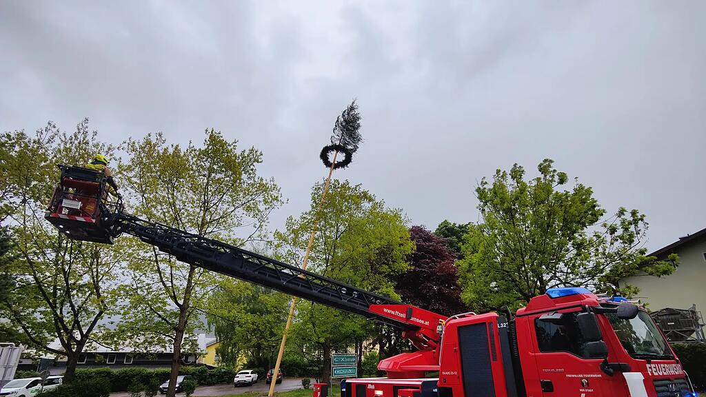 Maibaum droht in Zell am See umzustürzen