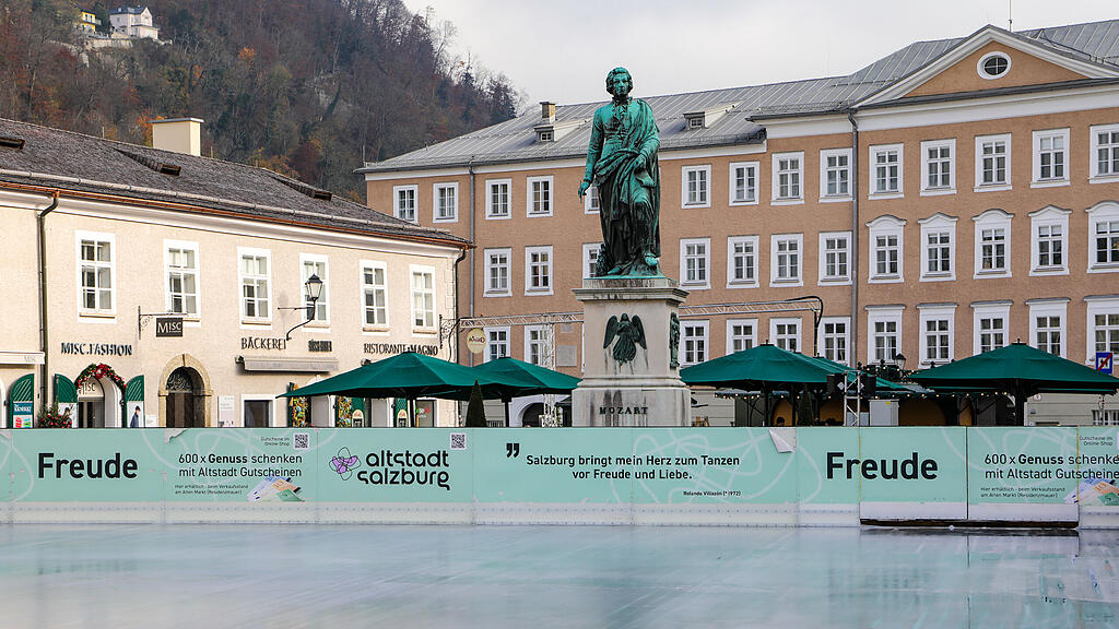 Aufbau Eiszauber am Mozartplatz