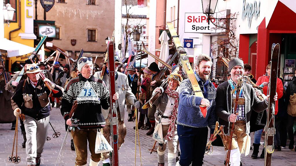 Historisch ausgerüstete Skifahrer in Zell am See.