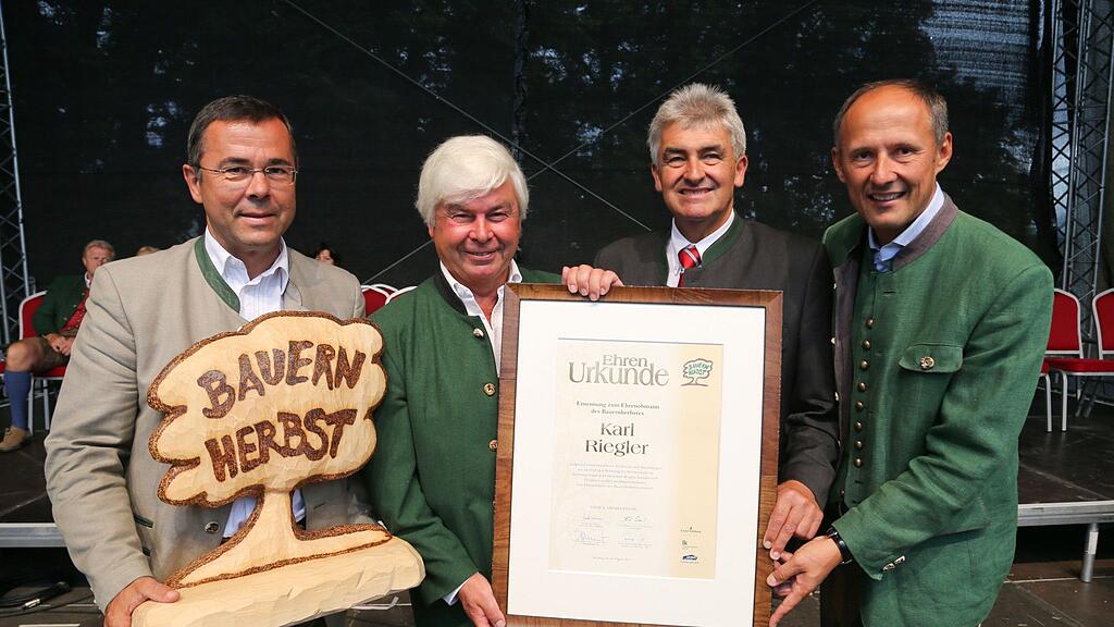 Der Erfinder des Bauernherbstes Charly Riegler wurde zum "Bauernherbst-Ehrenobmann" ernannt.